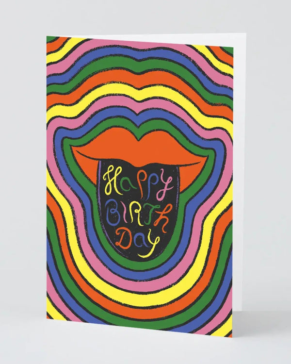 Happy Birthday Lips Klappkarte mit stilisierten roten Lippen, psychedelischem Design und regenbogenfarbenem Schriftzug. Verpackt mit Umschlag, gedruckt auf FSC-zertifiziertem Karton von WRAP Paper.