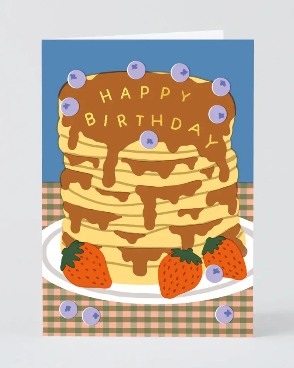 Happy Birthday Pancakes Greetings Klappkarte mit illustriertem Pfannkuchenstapel, Blaubeeren und Erdbeeren von Elena Boils, inklusive Lavendelumschlag, auf FSC-zertifiziertem Karton gedruckt.