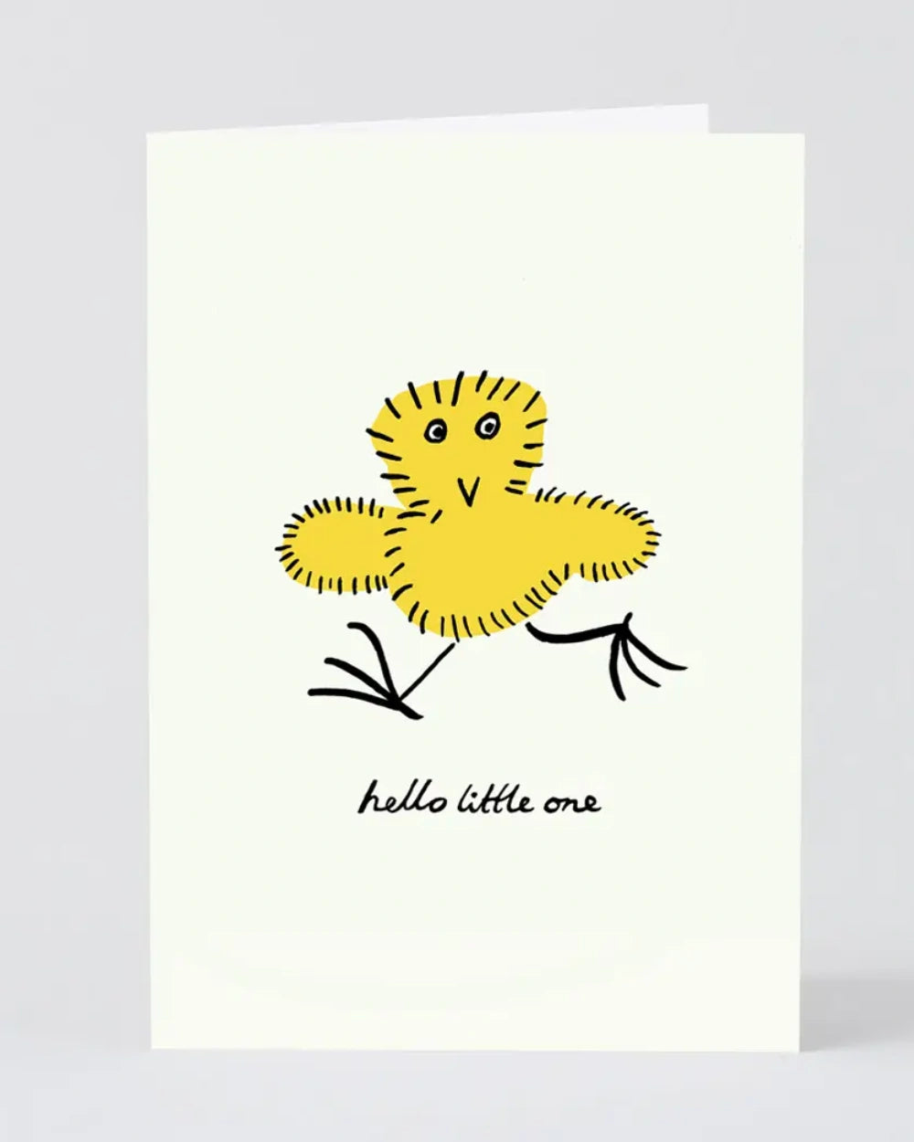 Klappkarte Hello Little One Chick mit handgezeichneter gelber Küken-Illustration, gestaltet von Molly Fairhurst, inklusive passendem Umschlag, gedruckt auf umweltfreundlichem Karton in Großbritannien.