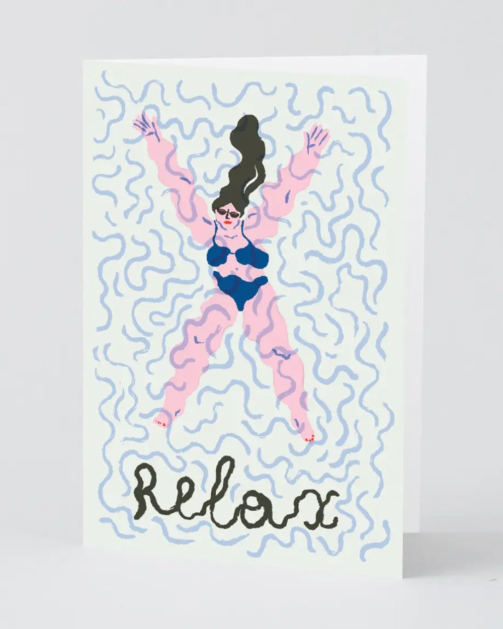 Relax Klappkarte mit handgezeichneter Illustration einer Frau im Bikini, umgeben von Wellenlinien. Gedruckt auf nachhaltigem Karton, inklusive passendem Umschlag.