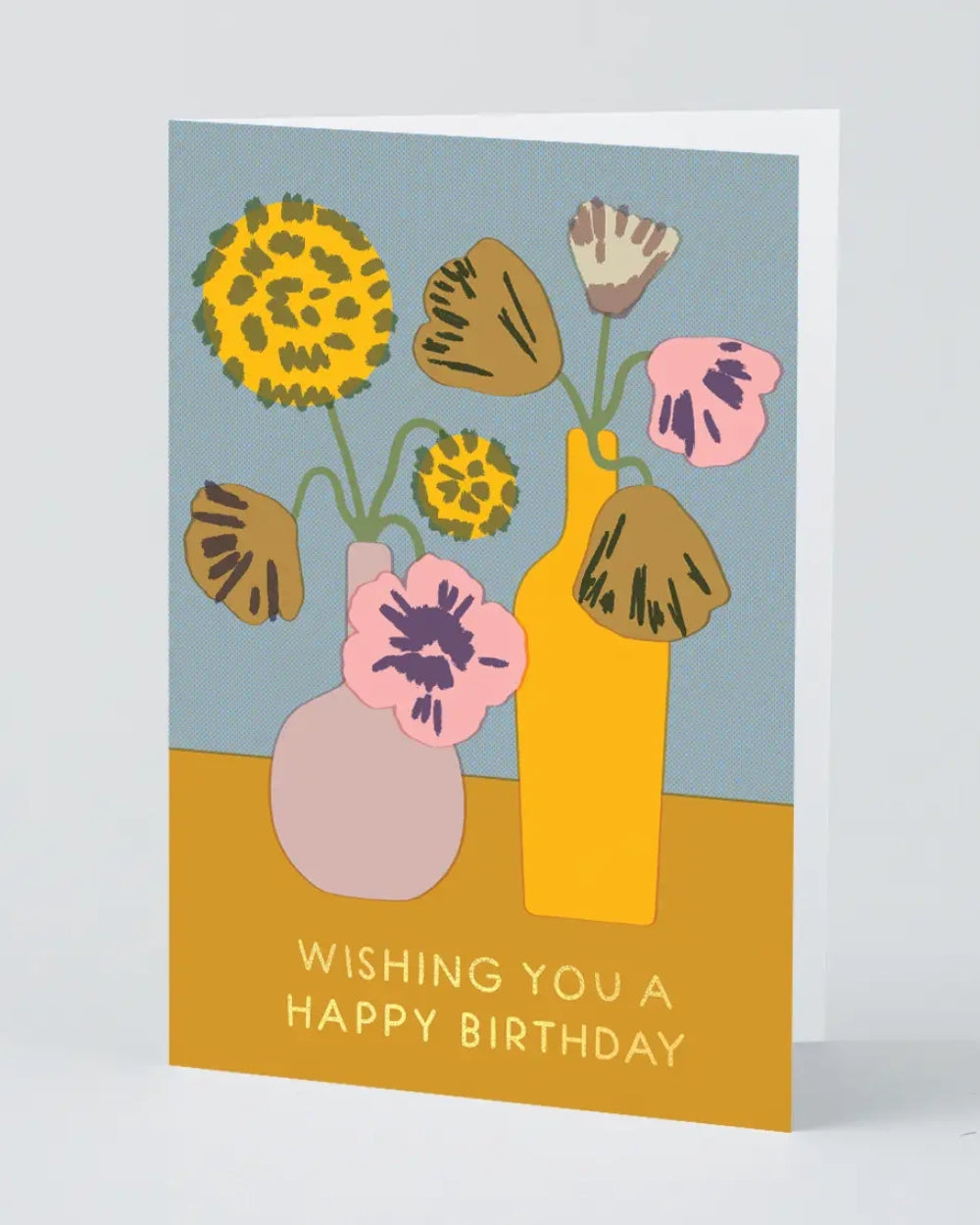 Gefaltete Happy Birthday Flowers In Vase #2 Klappkarte mit stilisierter Vasenillustration und Goldfolien-Schrift, entworfen von Charlotte Trounce, inklusive weißem Umschlag in biologisch abbaubarer Verpackung.