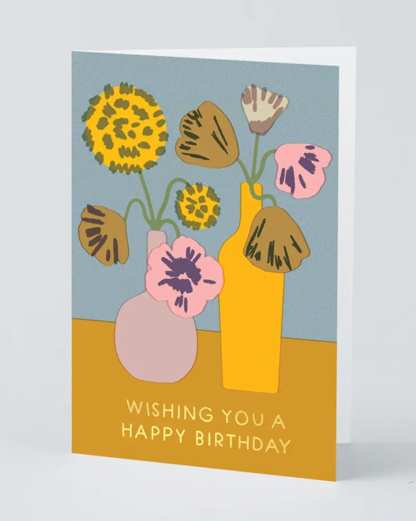 Gefaltete Happy Birthday Flowers In Vase #2 Klappkarte mit stilisierter Vasenillustration und Goldfolien-Schrift, entworfen von Charlotte Trounce, inklusive weißem Umschlag in biologisch abbaubarer Verpackung.
