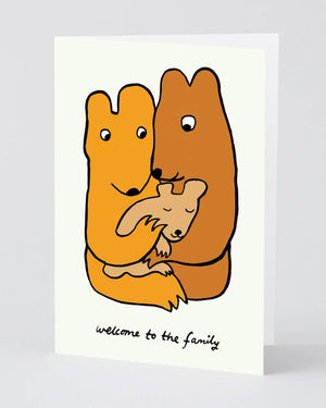 Gefaltete Welcome To The Family Klappkarte mit Bärenillustration von Molly Fairhurst, inkl. lavendelfarbenem Umschlag, gedruckt auf FSC-zertifiziertem Karton mit pflanzlichen Farben.