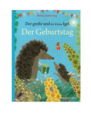 Der große und der kleine Igel: Der Geburtstag - Ein großer Igel überreicht einem kleinen Igel ein Geschenk. Im Hintergrund ein Marienkäfer mit Geschenk, Wimpelketten oben.