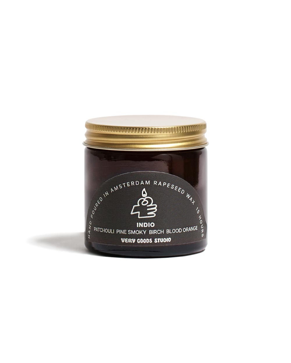 Indio Duftkerze 60ml in einem kleinen, recycelten Braunglasgefäß mit goldfarbenem Schraubdeckel, duftet nach Patchouli, Kiefer, rauchiger Birke und Blutorange.