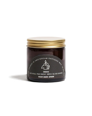 Indio Duftkerze 60ml in einem kleinen, recycelten Braunglasgefäß mit goldfarbenem Schraubdeckel, duftet nach Patchouli, Kiefer, rauchiger Birke und Blutorange.