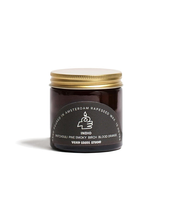 Indio Duftkerze 60ml in einem kleinen, recycelten Braunglasgefäß mit goldfarbenem Schraubdeckel, duftet nach Patchouli, Kiefer, rauchiger Birke und Blutorange.