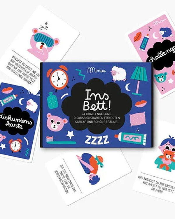 Kartenspiel Ins Bett!: Blaue Box mit 64 Karten für Schlafrituale, zeigt süße Schlaf-Illustrationen und deutsche Fragen oder Aufgaben für entspannte Gute-Nacht-Gespräche.