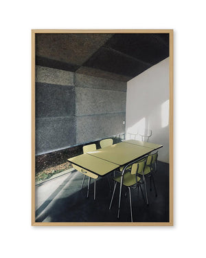 Jaune FineArt Print zeigt einen minimalistischen Raum mit modernem Tisch und Stühlen. Dieser signierte Druck von Susan Smollich bietet beeindruckende Details und Tiefe.