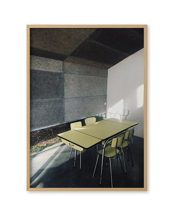 Jaune FineArt Print zeigt einen minimalistischen Raum mit modernem Tisch und Stühlen. Dieser signierte Druck von Susan Smollich bietet beeindruckende Details und Tiefe.