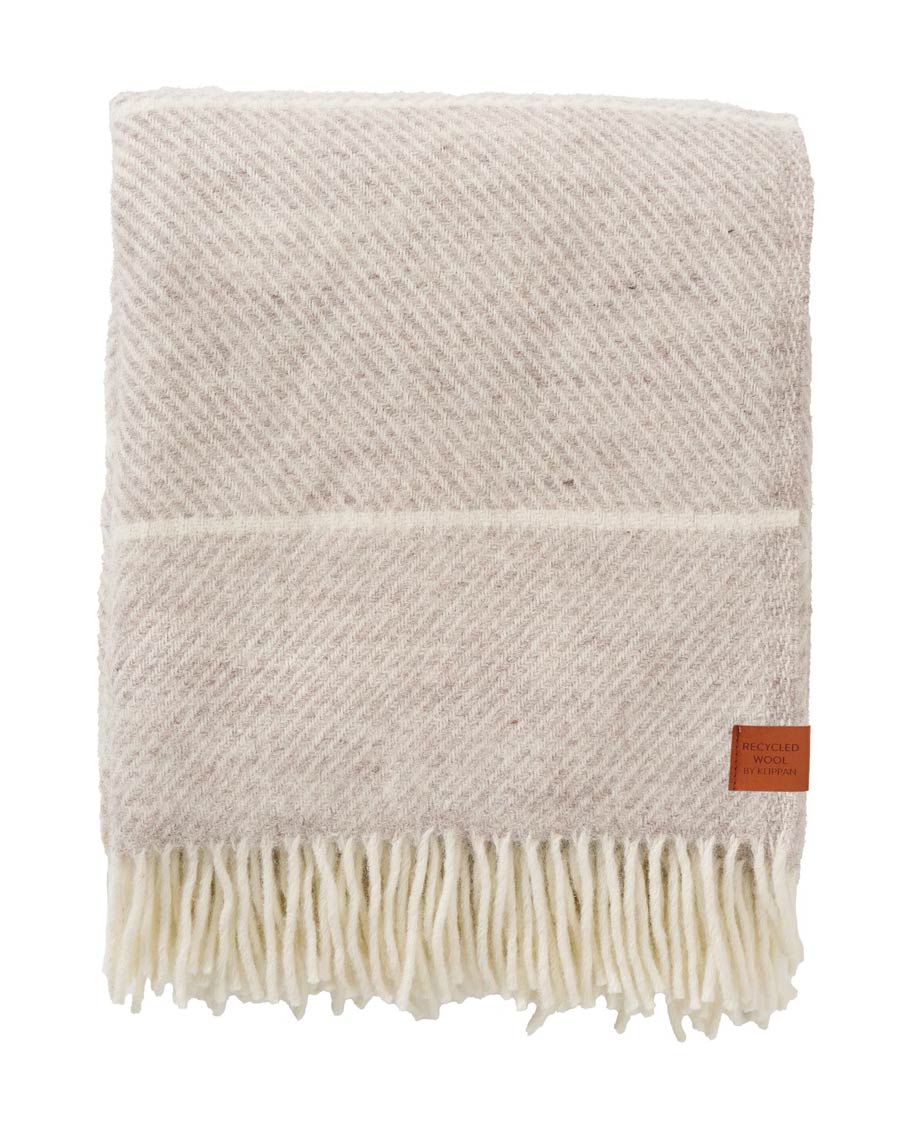 Klippan Frank Wolldecke Grey, gefaltete Decke aus recycelter Wolle und Lammwolle, mit Fransen und Lederetikett, ideal für gemütliche Stunden.