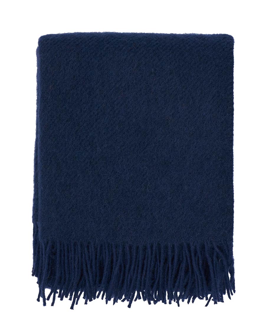 Klippan Gotland Wolldecke Navy, gefaltet, aus weicher Gotland- und Lammwolle, mit Fransen, ideal für gemütliche Abende, hergestellt in skandinavischem Design.