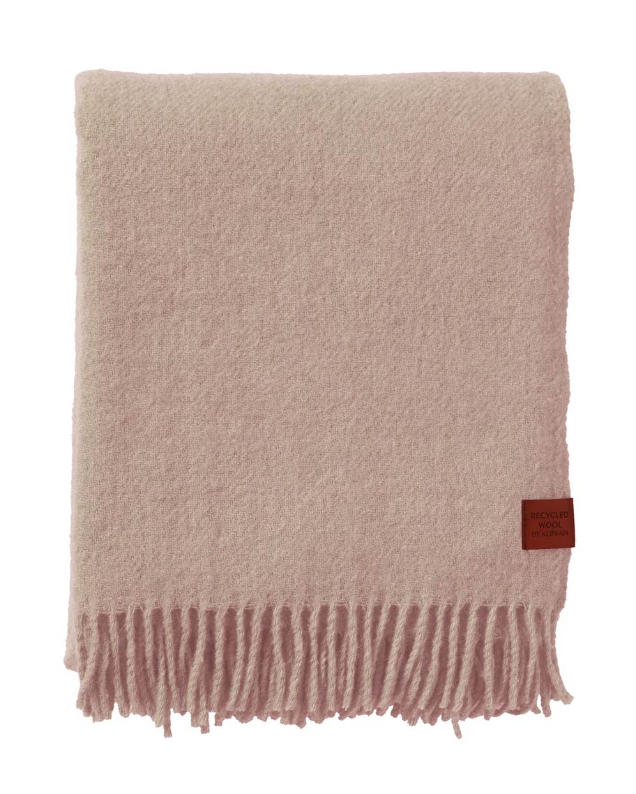 True Wolldecke Cream Beige, gefaltete Fransendecke aus 50% recycelter Wolle und 50% Lammwolle, mit Lederetikett RECYCLED WOOL BY KLIPPAN im Human Empire Shop.
