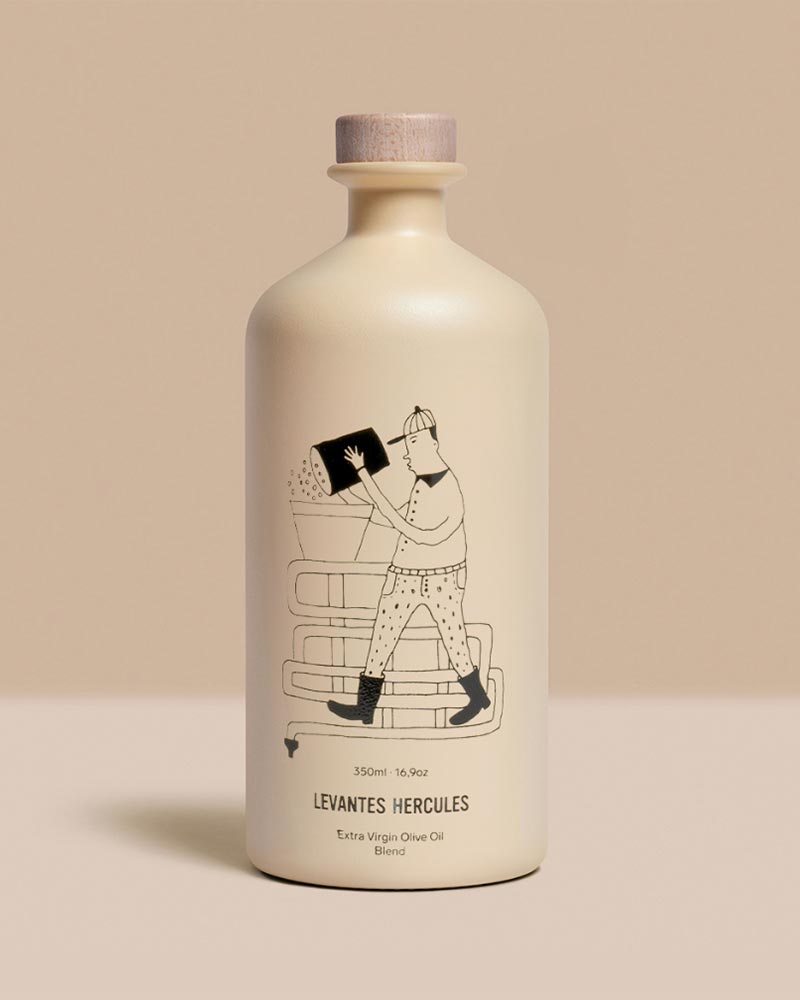 Levantes HERCULES - Extra Virgin Olivenöl - 350ml, matte cremefarbene Flasche mit Holzverschluss, Illustration eines Mannes bei der Olivenernte, ideales Allround-Öl aus Griechenland.