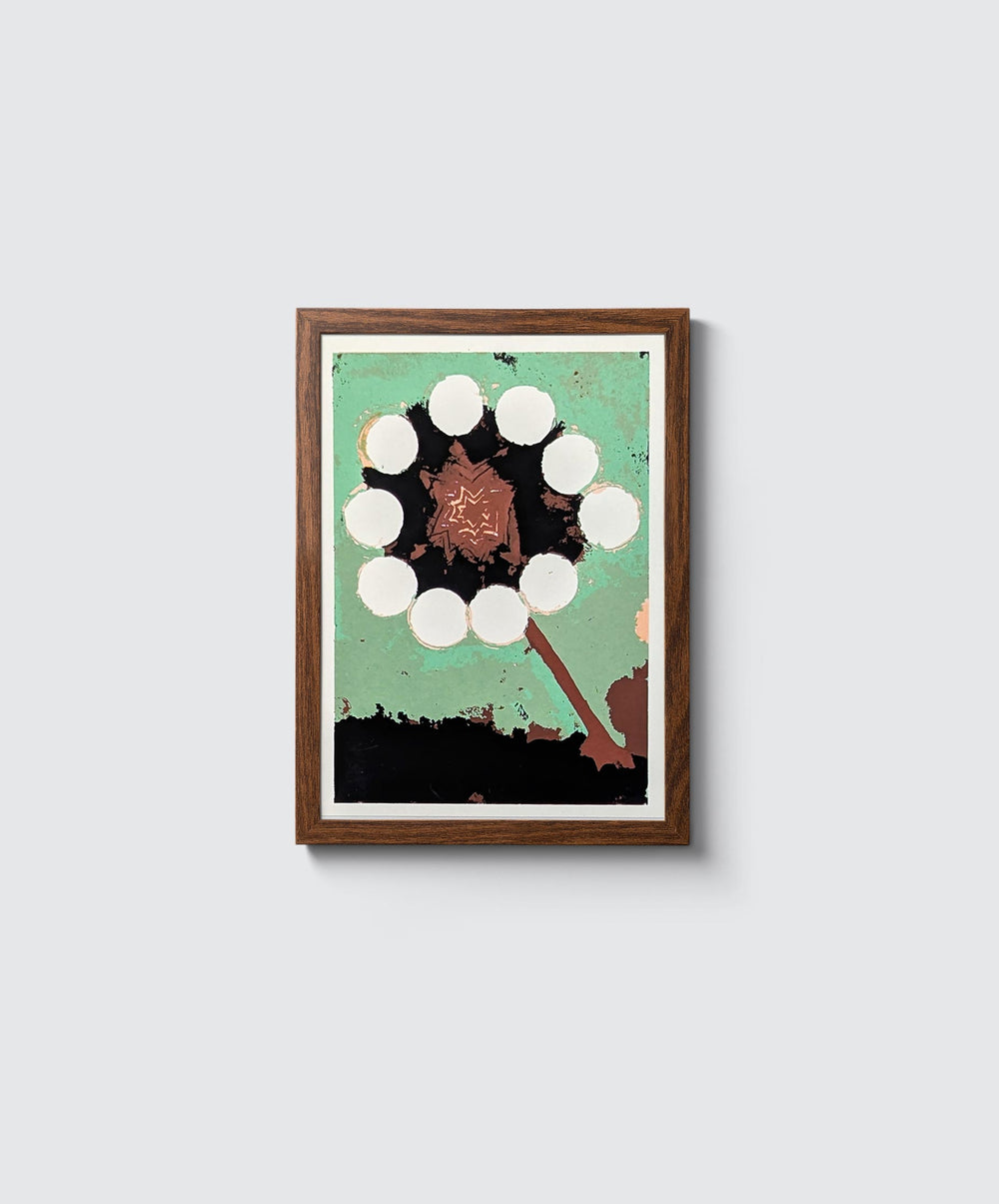 Machon 002 Siebdruck (12x17cm), limitierte Edition: Ein stilisiertes Blütenmotiv mit weißer Blume auf grünem Hintergrund, signiert. Kein Rahmen enthalten.