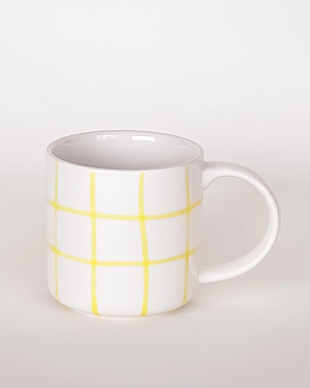 Weißer Becher Tasse Karo Gelbe Streifen Henkel Magazin Minori