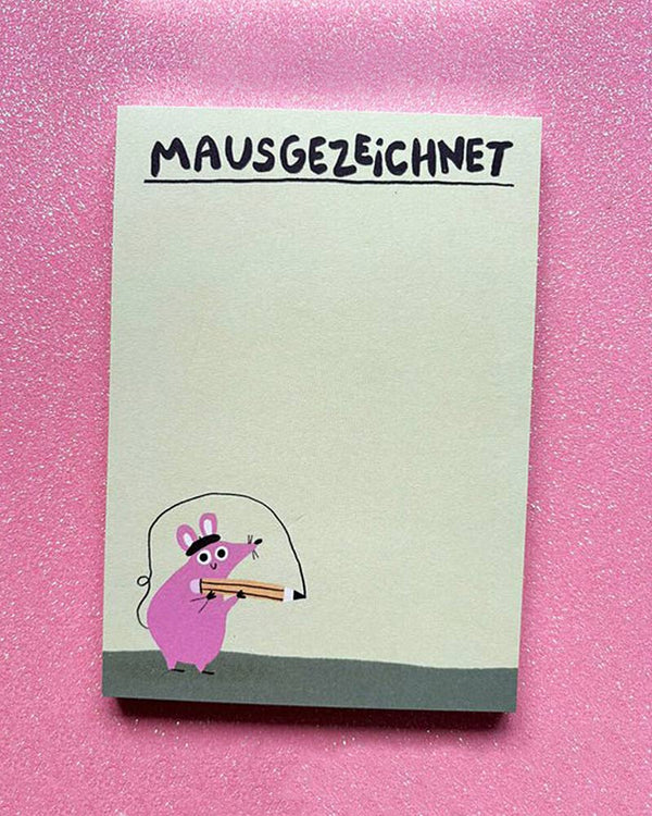 Notizblock Mausgezeichnet mit 50 Blättern, klimaneutral gedruckt, zeigt oben den Schriftzug und unten eine Zeichnung einer Maus mit Bleistift. Maße: 10,5 x 14,8 cm.