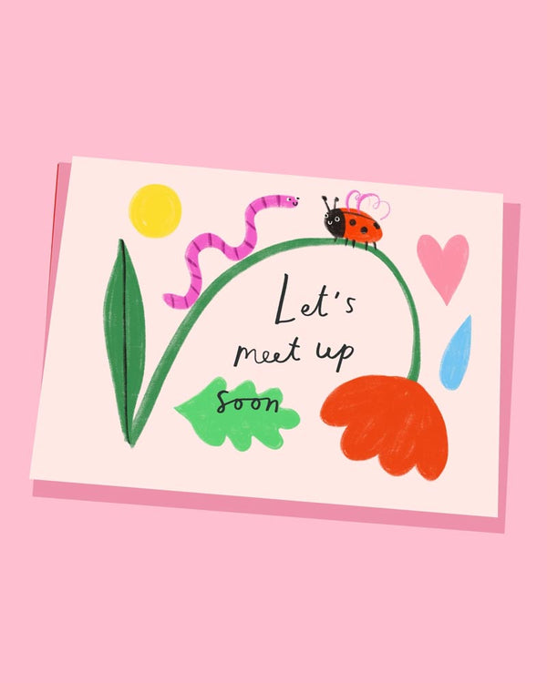 Klappkarte Meet Up Bugs zeigt Cartoon-Insekten auf einem gebogenen Pflanzenstiel mit Botschaft Let’s meet up soon, entworfen von Kitty Kenda Papergoods, nachhaltig gedruckt.