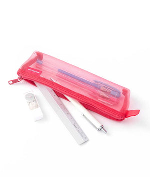 Midori Mesh Pen Case Pink mit Reißverschluss zeigt Lineal, mechanischen Bleistift, Zirkel und Nachfüllbehälter daneben, ideal für Stifte und zusätzliche Utensilien.