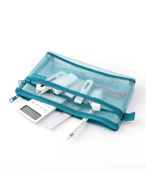 Midori Mesh Pen Pouch Blue aus Nylon-Netzgewebe, teils geöffnet, zeigt Schulsachen wie Taschenrechner, Lineale, Stifte und Korrekturbänder, ideal für japanische Schreibwaren.