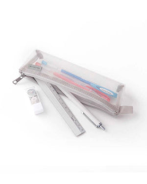 Midori Mesh Pen Case Grey mit integriertem Lineal, Stiften und Anspitzer. Kompakte Größe, ideal für unterwegs und bietet schnellen Zugriff durch das transparente Mesh-Design.