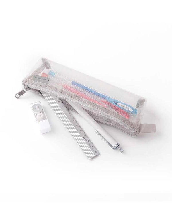 Midori Mesh Pen Case Grey mit integriertem Lineal, Stiften und Anspitzer. Kompakte Größe, ideal für unterwegs und bietet schnellen Zugriff durch das transparente Mesh-Design.