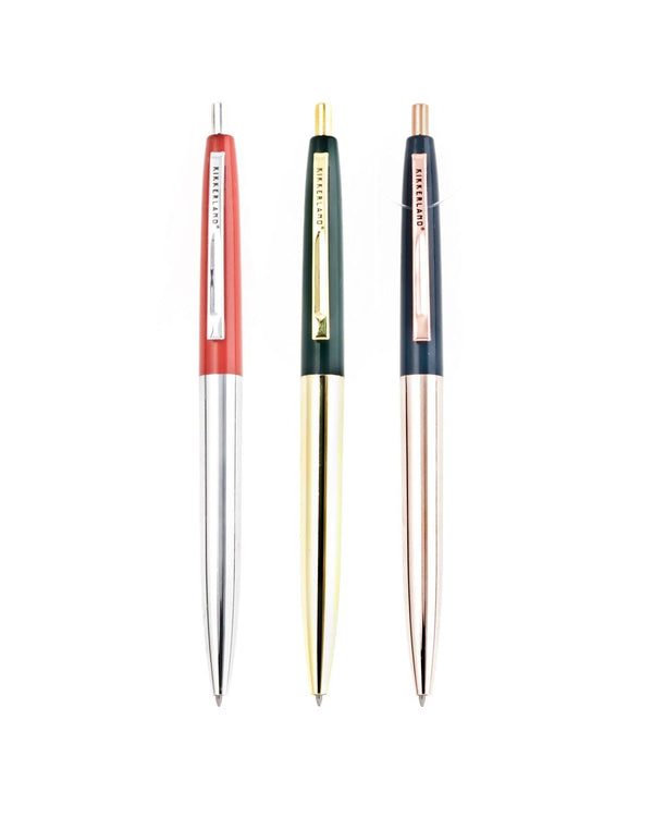 Metal Retro Pens - Kikkerland: Drei Klick-Kugelschreiber mit Retro-Design aus Zinklegierung und Stahl, in verschiedenen Farbkombinationen, ideal für stilvolles Schreiben.