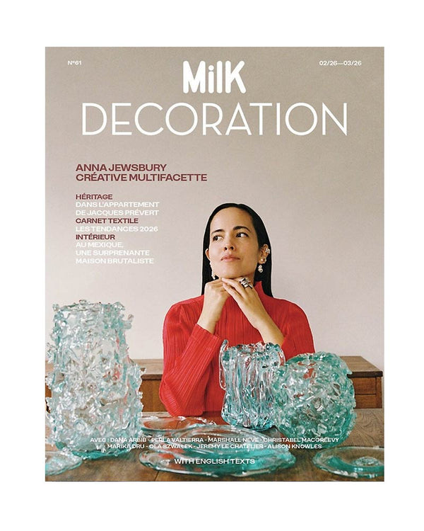 MilK Decoration No. 61 zeigt Anna Jewsbury in roter Bluse mit modernen Vasen, thematisiert Kreativität und Interieur-Trends. Ideal für Designliebhaber.