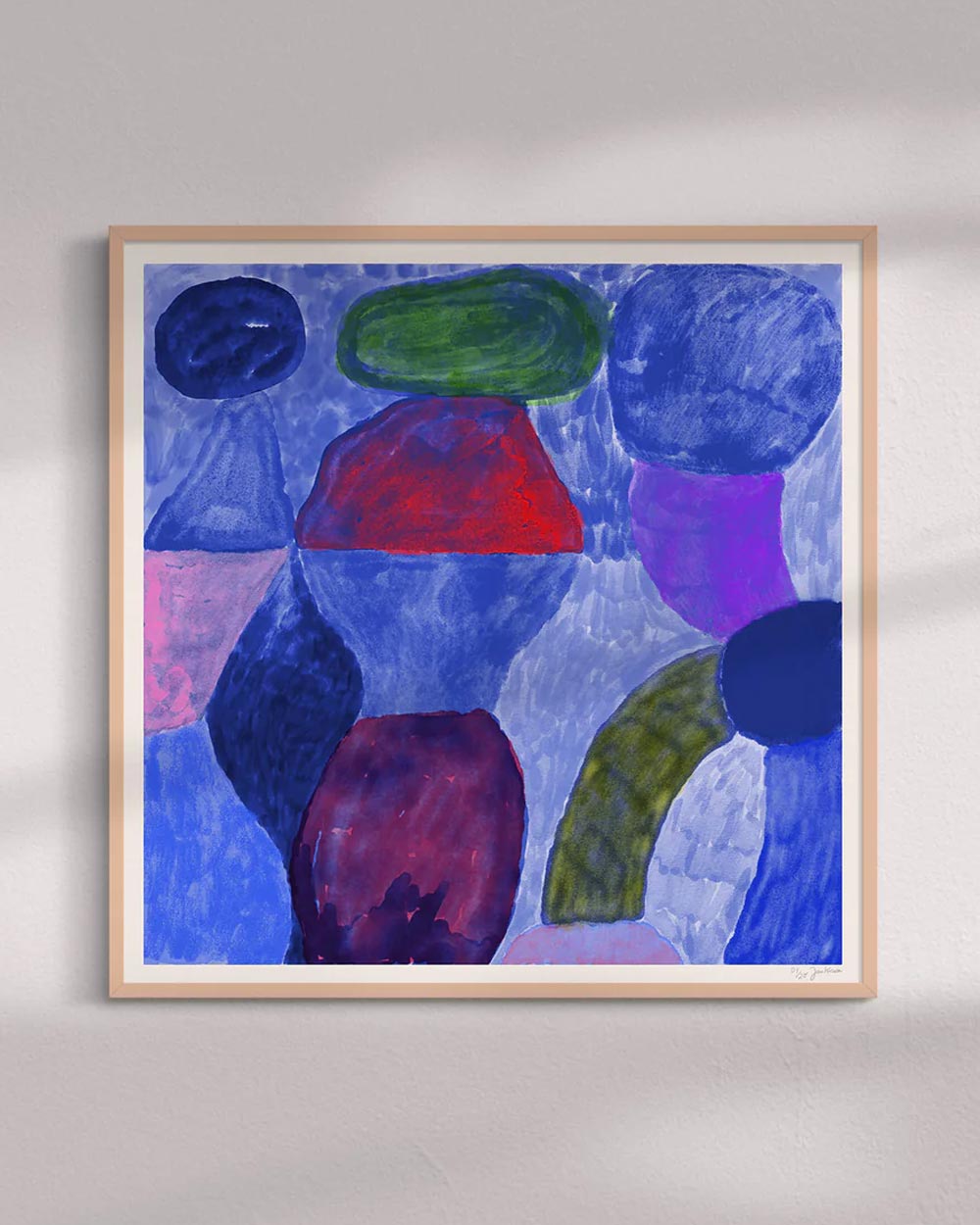 Moonlight FineArt Print von Jan Kruse, abstrakte Formen in Blau mit roten, grünen Akzenten, in Holzrahmen. Limitierte, signierte Edition auf Hahnemühle Papier.