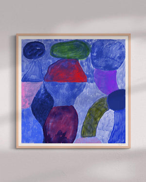 Moonlight FineArt Print von Jan Kruse, abstrakte Formen in Blau mit roten, grünen Akzenten, in Holzrahmen. Limitierte, signierte Edition auf Hahnemühle Papier.