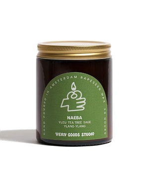 Naeba Duftkerze 170ml in braunem Glas mit goldfarbenem Deckel, grünem Etikett, Duftnoten Yuzu, Teebaum, Salbei, Ylang-Ylang. Handgefertigt in Amsterdam.