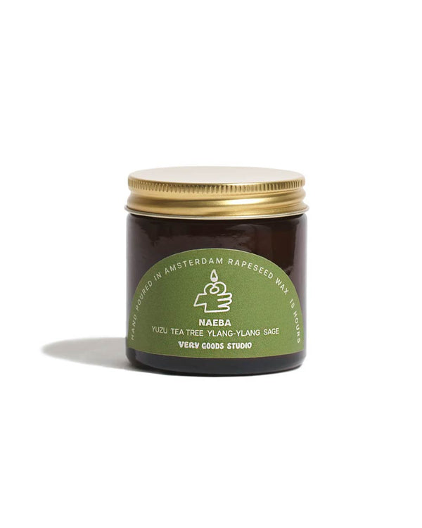 Naeba Duftkerze 60ml in braunem Glas mit goldfarbenem Deckel, grünes Etikett. Handgegossen in Amsterdam, Duftnoten: Yuzu, Teebaum, Ylang-Ylang, Salbei. 60 ml, 15-20 Stunden Brenndauer.