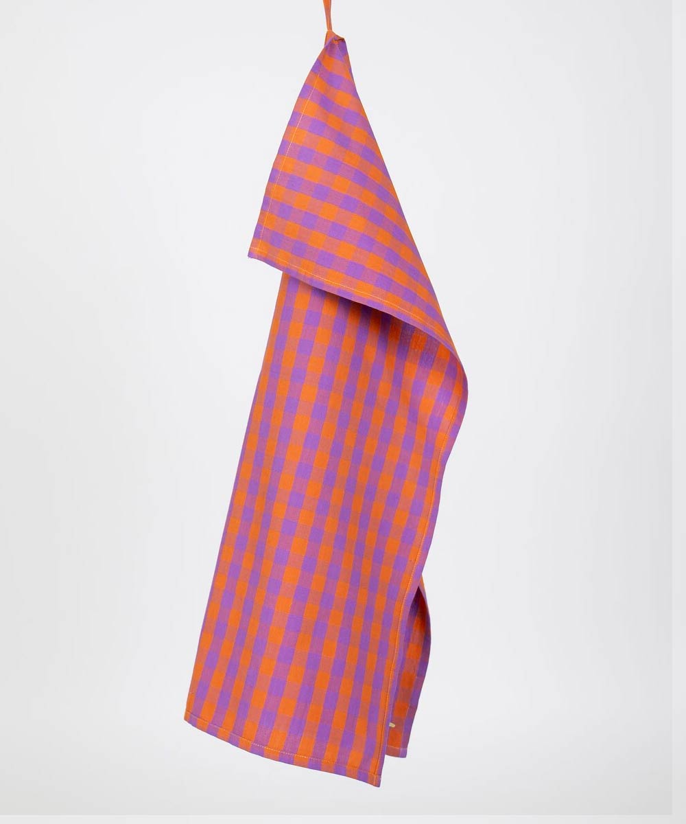 Nina Geschirrhandtuch Towel Orange Lilac, aus 100% Bio-Baumwolle, handgewebt mit orange-lila Karomuster, hängt an einer Schlaufe. Hergestellt in Bangladesch, 50x70 cm.
