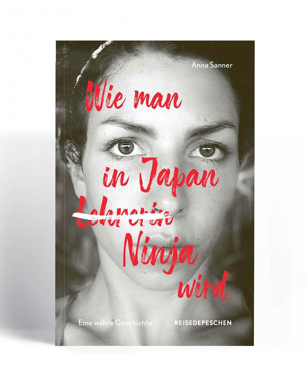 Buchcover: Wie man in Japan Ninja wird von Anna Sanner. Nahaufnahme eines Frauengesichts, roter Text, wahre Geschichte über Kultur und Ninja-Ausbildung in Japan.