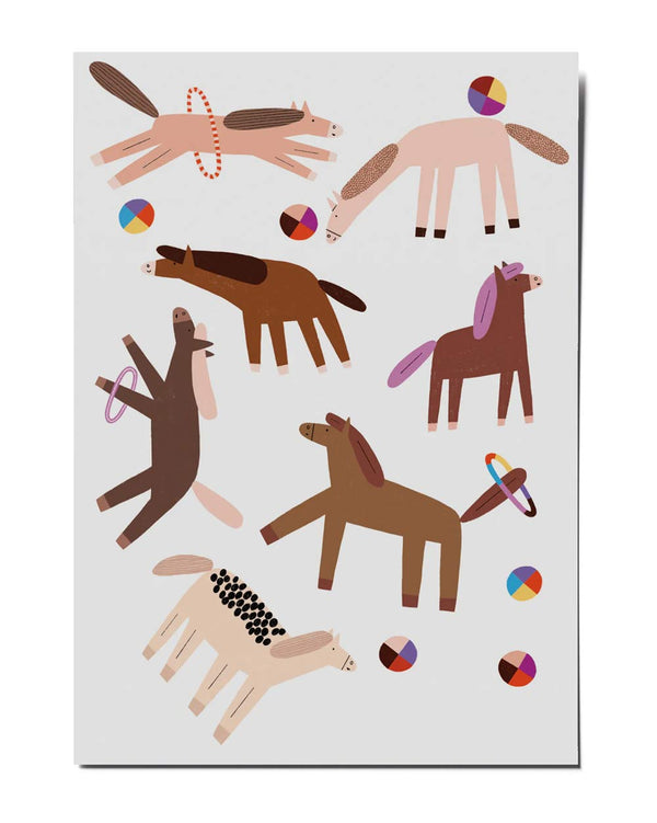Grafische Illustration von Pferden und bunten Reifen, Teil der Organic Tattoos Horses von Anna Katharina Jansen. Vegane Wassertransfer-Tattoos, plastikfrei verpackt, dermatologisch getestet.