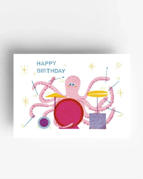 Geburtstagskarte Birthday Octopus Postkarte mit einem pinken Oktopus, der ein Schlagzeug spielt, gestaltet von Barbara Dziadosz auf ungestrichenem 300g/qm Offsetpapier.
