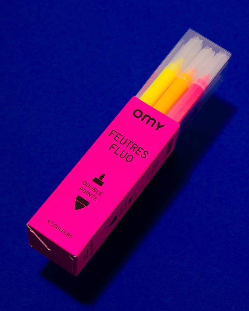 OMY - 9 Dual Tipped Neon Marker-Set in schlanker Verpackung, zeigt doppelseitige Spitzen und einfache Abwaschbarkeit, ideal für kreative Projekte im Human Empire Shop.