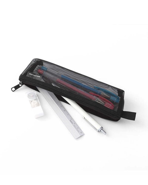 Midori Mesh Pen Case Black mit Stiften und Lineal. Kompakt, leicht, ideal für Stifte und Zubehör. Transparente Mesh-Optik erleichtert den Überblick. Perfekt für unterwegs.