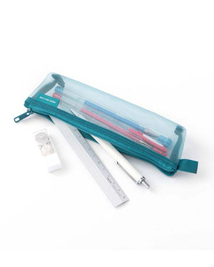 Midori Mesh Pen Case Blue: Kleines, transparentes Stiftetui mit Zipper, enthält Lineal, Stifte und Radierer. Kompakt und leicht, ideal für unterwegs.