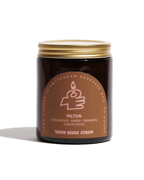 Pilton Duftkerze 170ml in recyceltem Braunglas mit goldfarbenem Schraubdeckel, handgefertigt in den Niederlanden, bietet 50 Stunden holzigen Duft mit Sandelholz und Zimt.