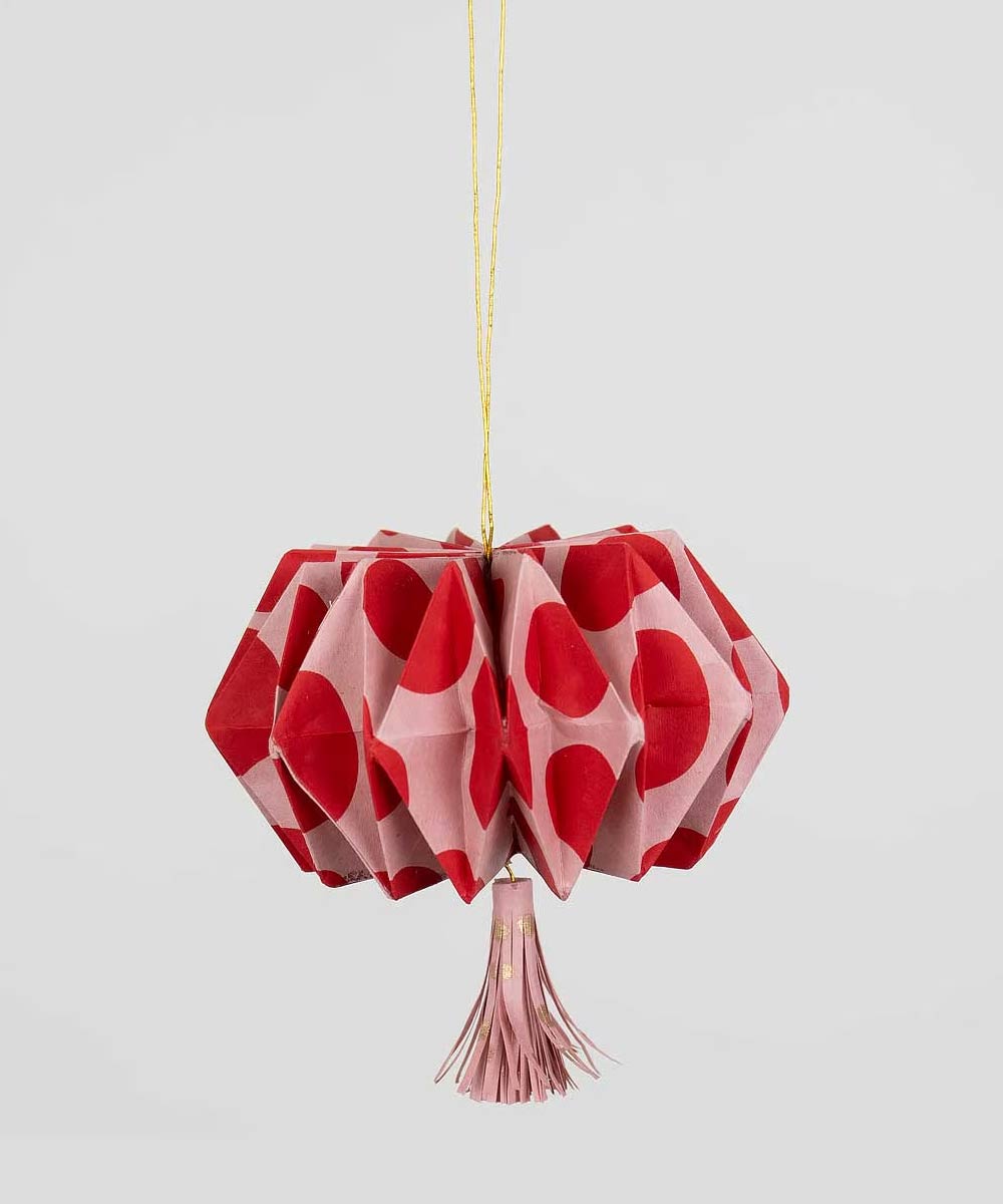 Origami Weihnachtsbaumanhänger Pink: Handgefertigter Papieranhänger mit roten Punkten auf rosa Hintergrund, goldener Kordel und pinkem Quast, Fairtrade von Afroart, 9x5 cm.