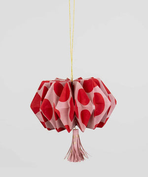 Origami Weihnachtsbaumanhänger Pink: Handgefertigter Papieranhänger mit roten Punkten auf rosa Hintergrund, goldener Kordel und pinkem Quast, Fairtrade von Afroart, 9x5 cm.