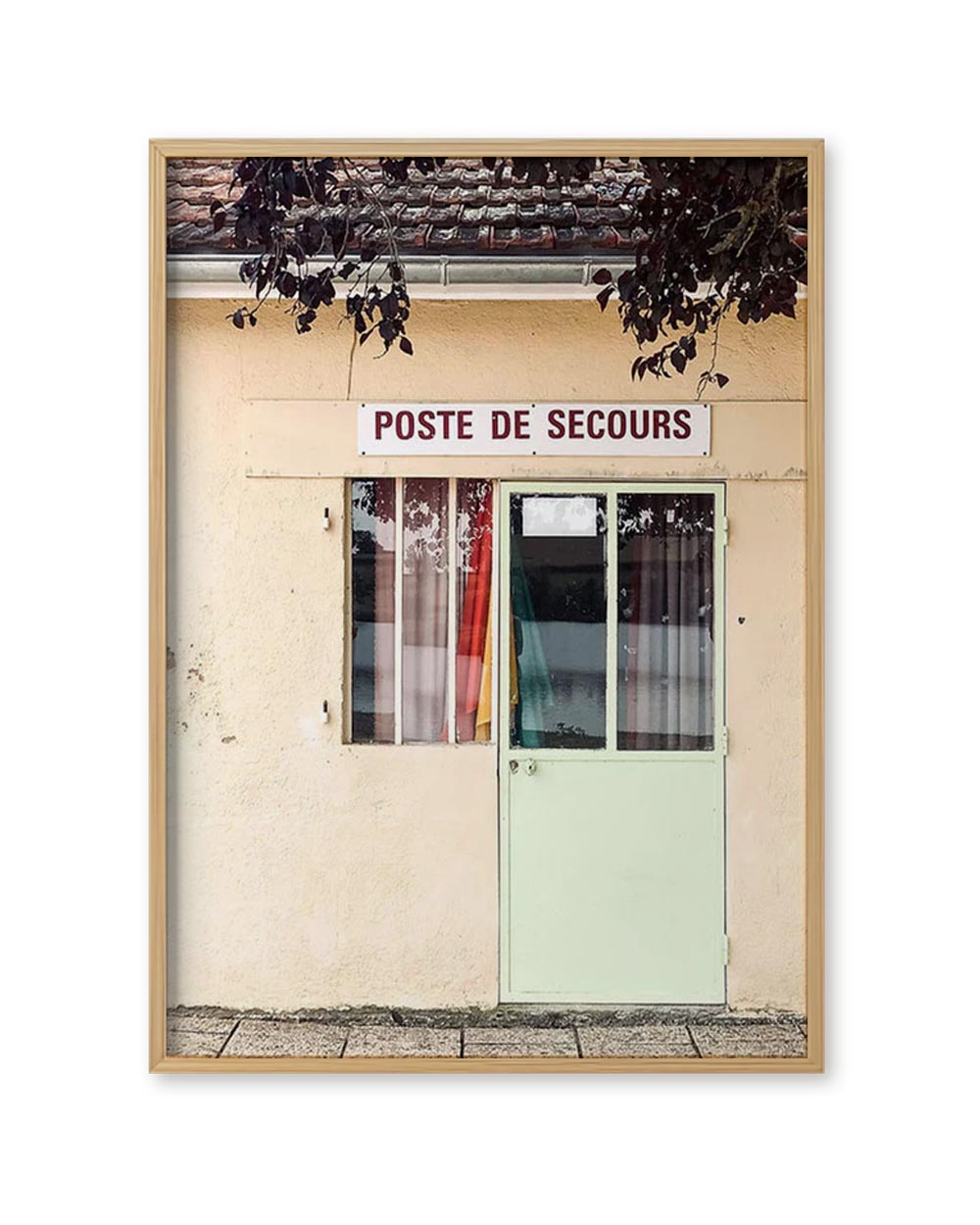 Poste de Secours FineArt Print von Susan Smollich zeigt eine Rettungsstation mit pastellfarbenen Details, auf hochwertigem Baumwollpapier gedruckt, signiert und limitiert.