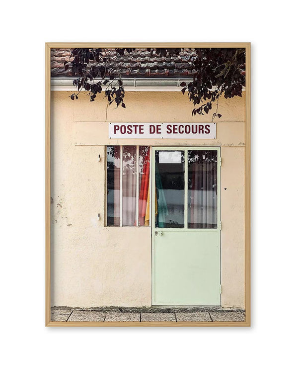 Poste de Secours FineArt Print von Susan Smollich zeigt eine Rettungsstation mit pastellfarbenen Details, auf hochwertigem Baumwollpapier gedruckt, signiert und limitiert.