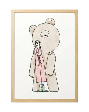 Sergio Membrillas Prize FineArt Print: Aquarellskizze einer großen Teddyfigur, die eine Frau in rosa Mantel umarmt. Erhältlich in DinA4 und DinA3, gedruckt auf Hahnemühle Museum Etching Papier.