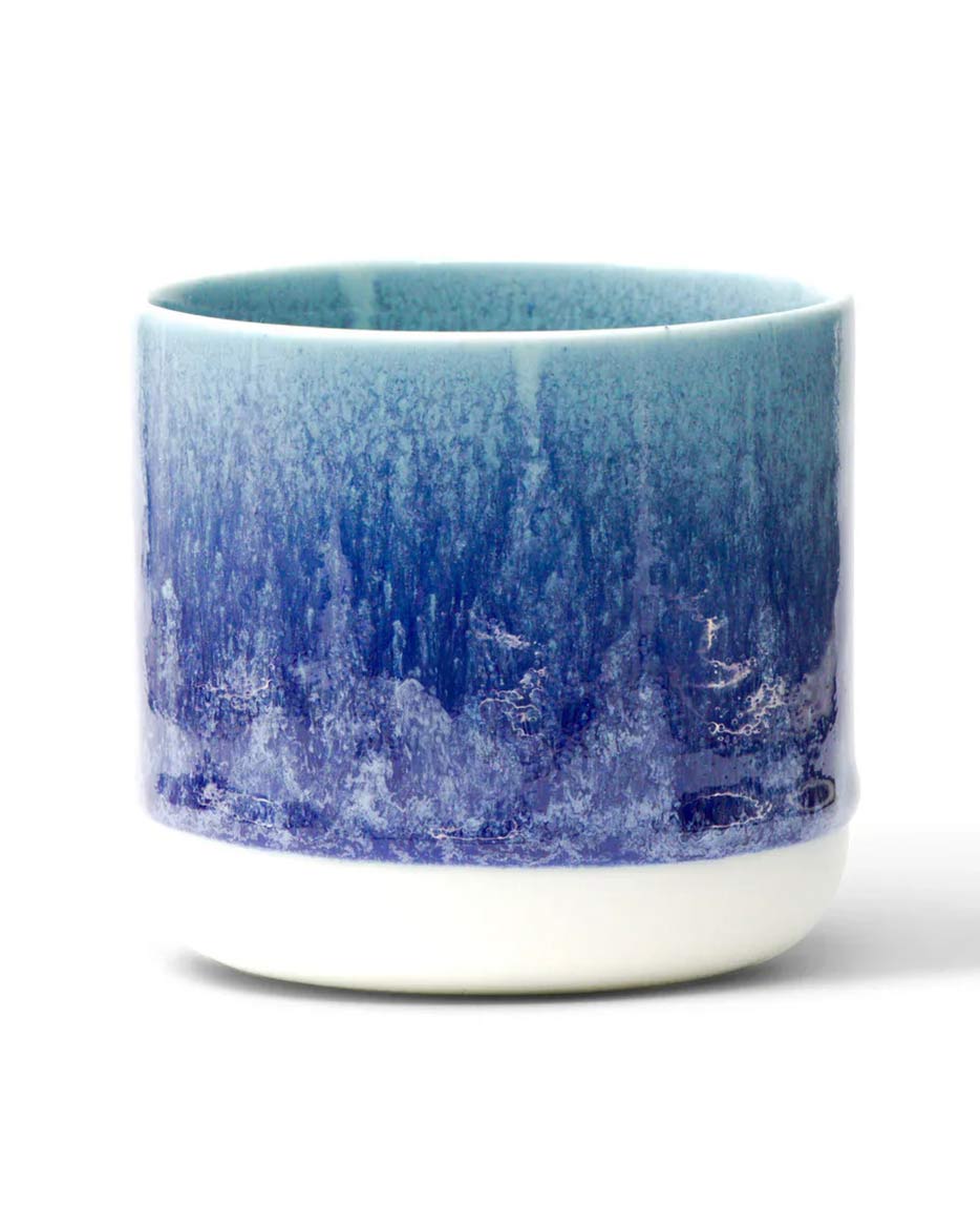 Studio Arhoj - Quench Cup Mariana: Kleiner, zylindrischer Keramikbecher mit blaugrüner Tropfenglasur, ideal für Espresso oder als Mini-Pflanztopf. Handgefertigt, einzigartiges Design.