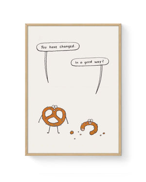 RFI-Risodruck (DinA3) Changes von Nadine Redlich zeigt zwei sprechende Brezeln in einem humorvollen Cartoon, gerahmt in Holz. Einzigartiger Kunstdruck für besondere Geschenke.