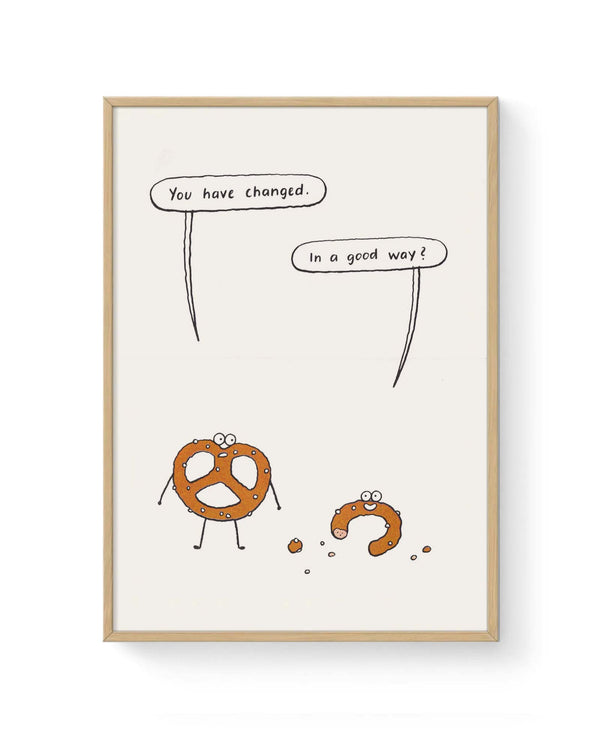 RFI-Risodruck (DinA3) Changes von Nadine Redlich zeigt zwei sprechende Brezeln in einem humorvollen Cartoon, gerahmt in Holz. Einzigartiger Kunstdruck für besondere Geschenke.