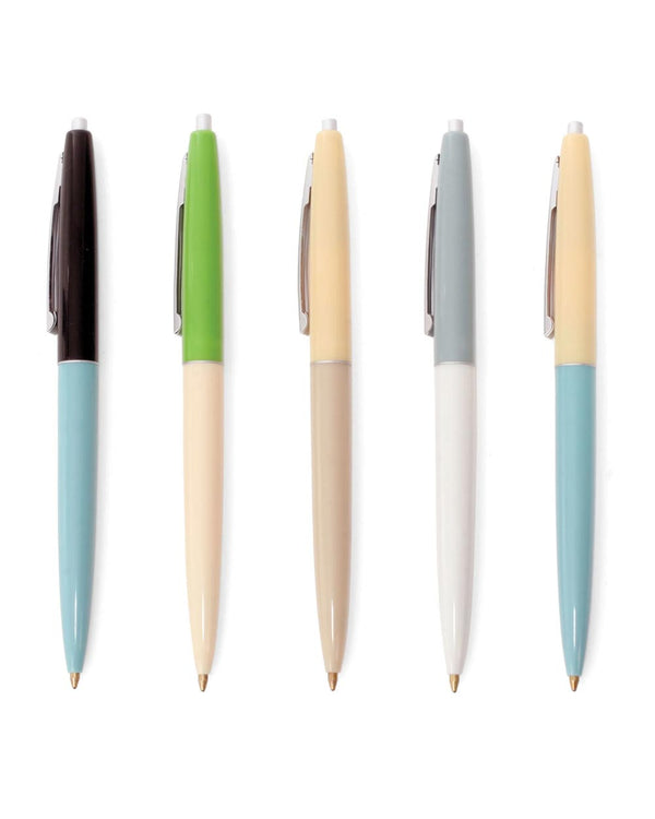 Fünf Retro Pens - Kikkerland mit zweifarbiger Pastelloptik, Metallclip und weißem Drücker, perfekt für stilvolles Schreiben. Maße: 15,3 x 0,9 cm.