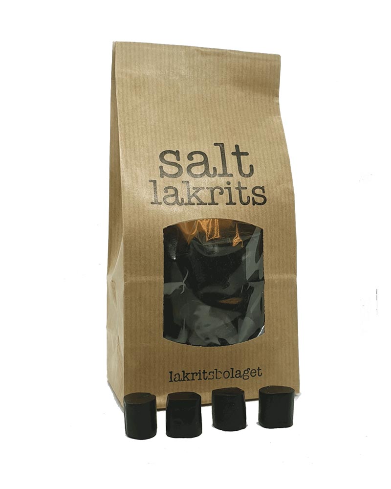 Kraftpapierbeutel mit salz lakrits von Lakritsbolaget, enthält vier zylinderförmige, schwarze Salzlakritze. Klassische schwedische, vegane Salzlakritze, 170g, hergestellt in Skåne, Schweden.